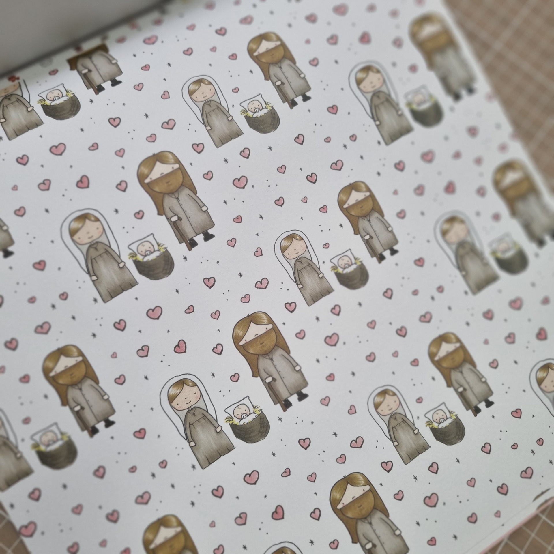 Papel de embrulho com padrão de cenas de natividade e corações cor de rosa