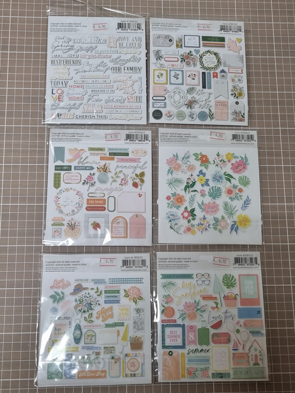 Seis conjuntos de autocolantes decorativos com flores e frases em inglês em plástico transparente