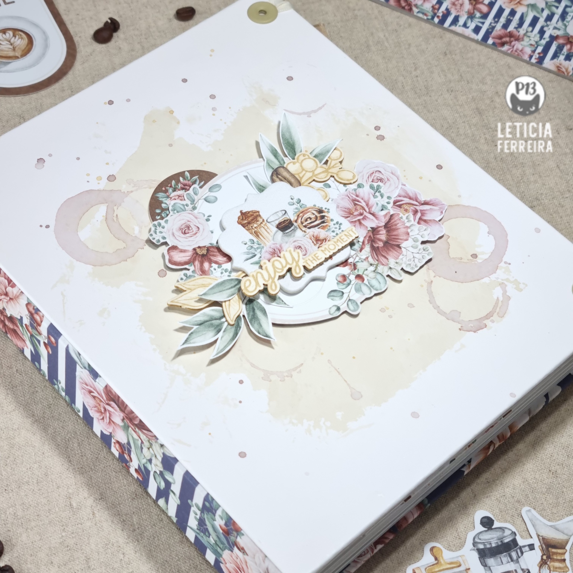 Caixa branca decorativa floral com detalhes dourados e elementos de papel recortado