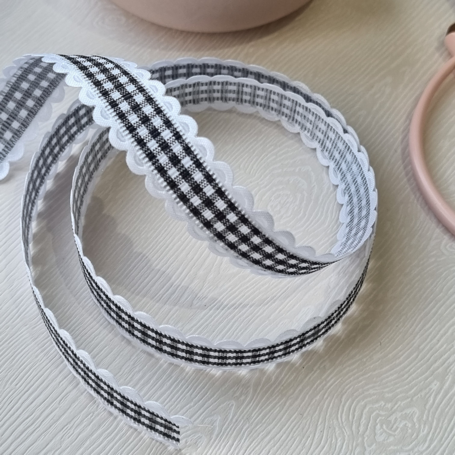 Fita decorativa xadrez preto e branco com bordas scalloped em fundo claro