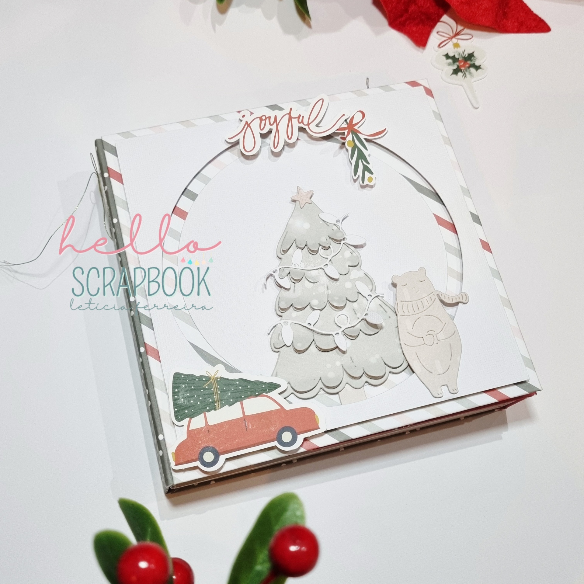 Livro de scrapbook decorado para Natal com árvore, urso e carro de papel recortado