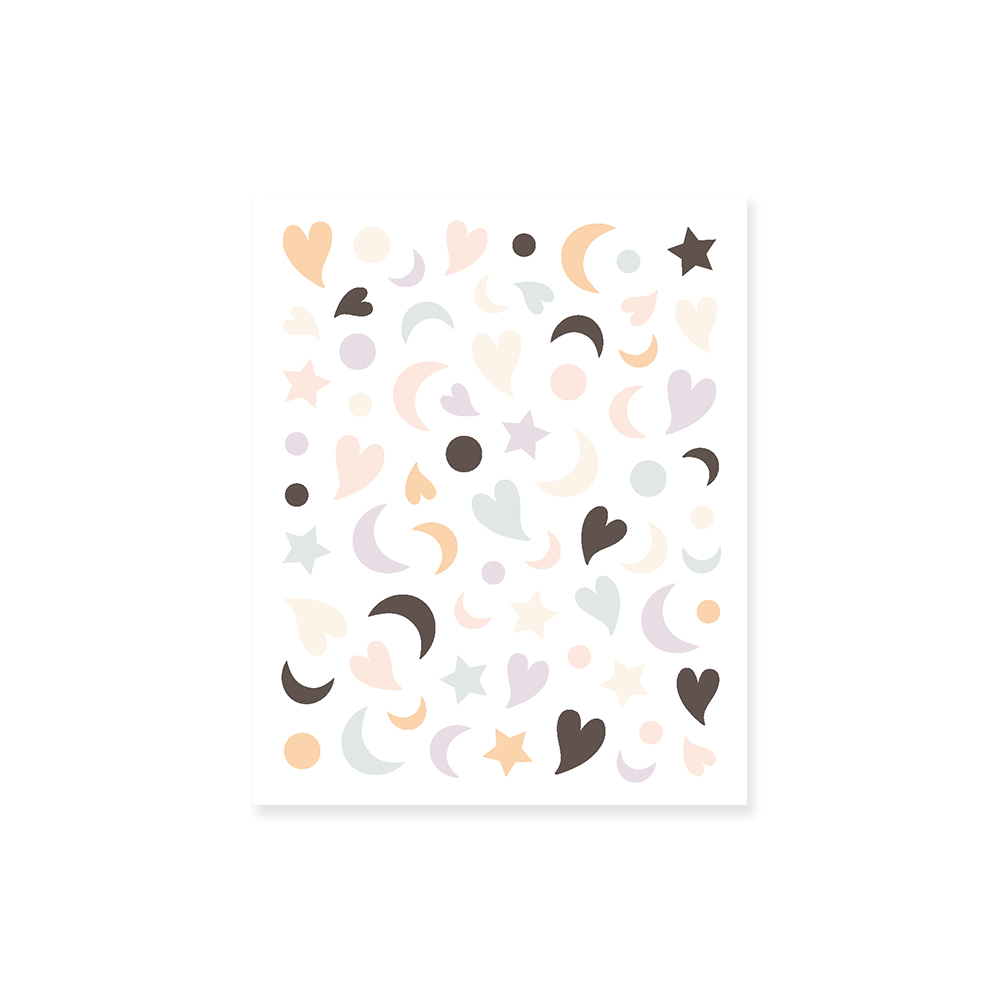 Papel branco com padrão de corações, estrelas e luas em tons pastel
