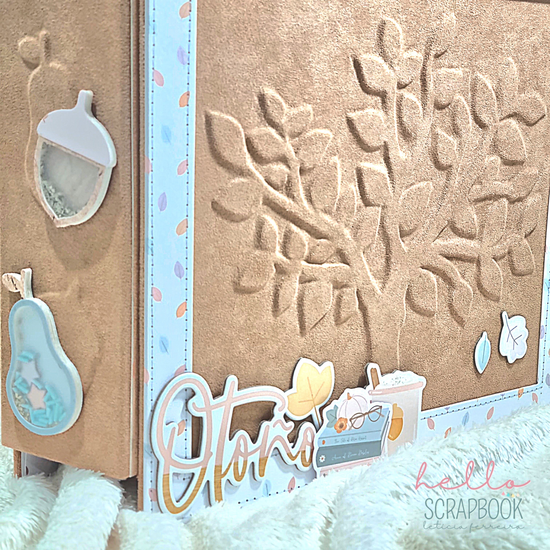 Álbum de scrapbook decorado em castanho com relevos e recortes de outono