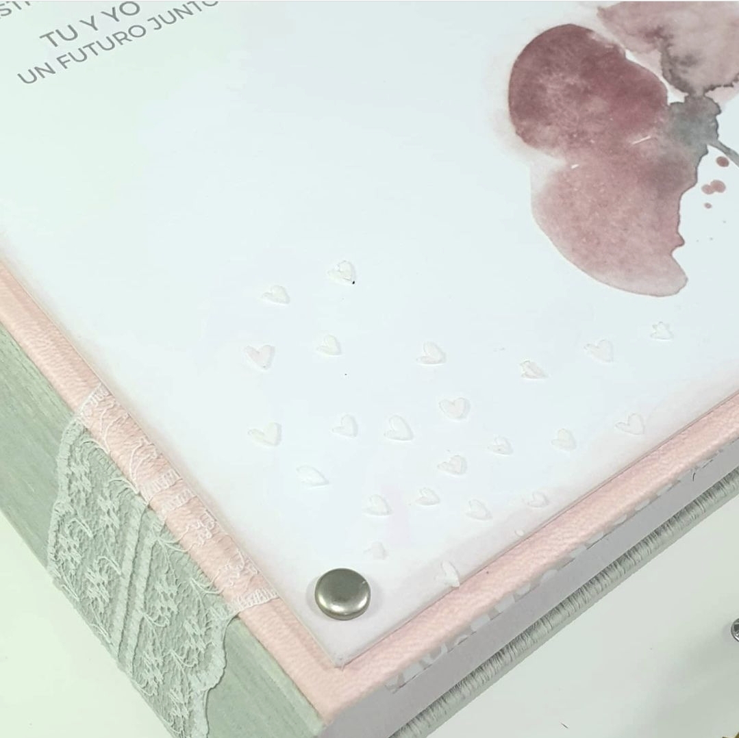 Livro com capa decorativa com texto e elementos em rosa, verde e branco