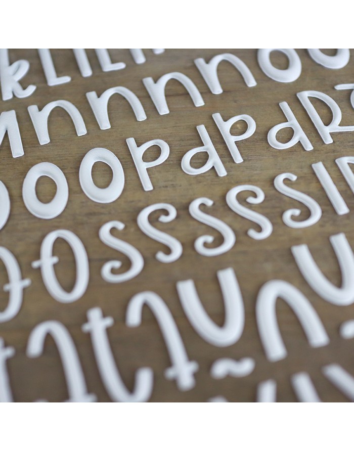 Letras brancas minúsculas em madeira