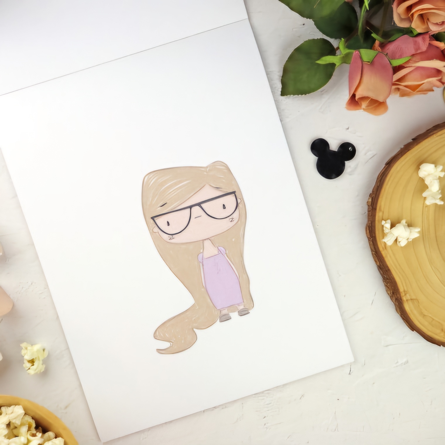 Adesivo de rapariga com cabelo castanho e vestido lilás num envelope branco