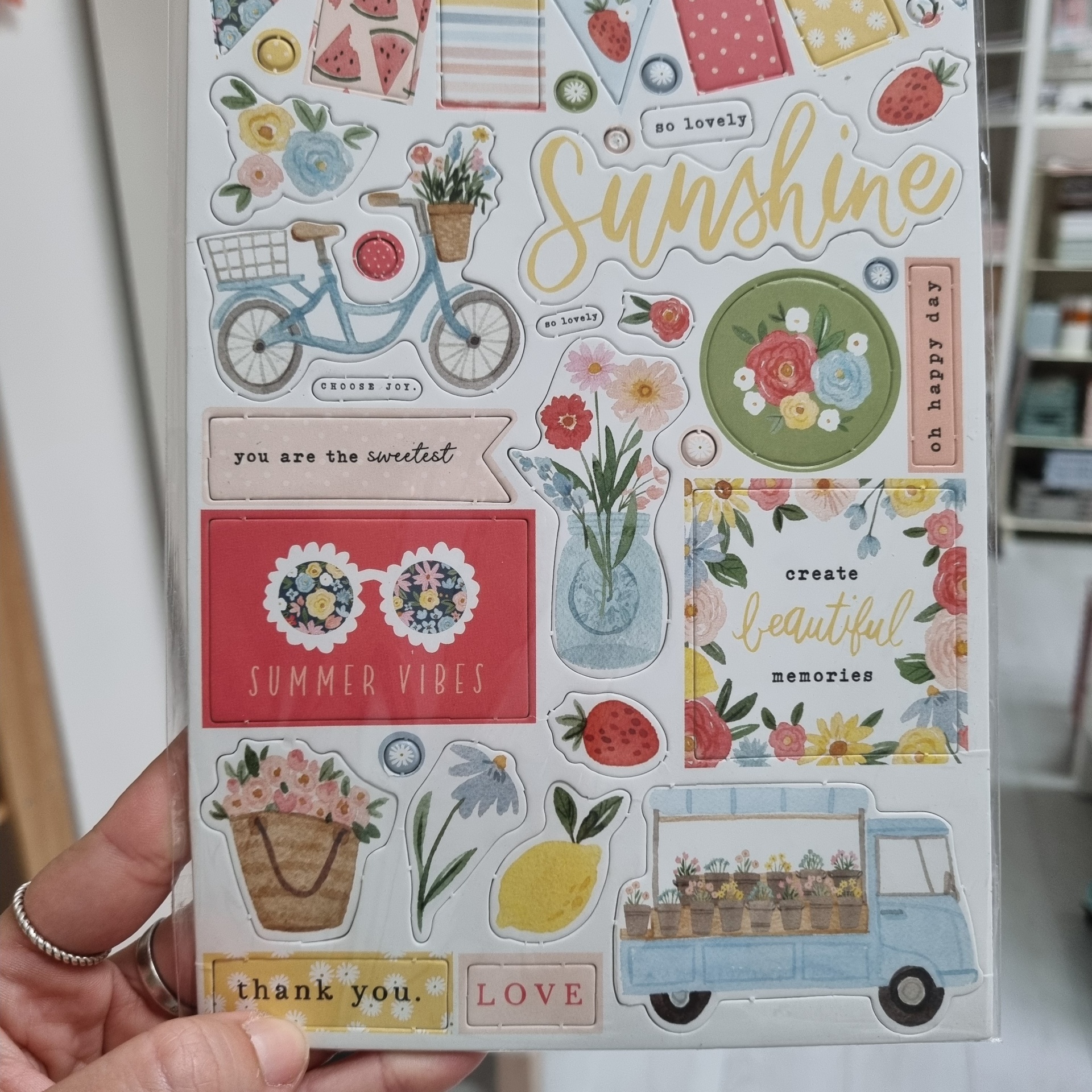 Autocolantes decorativos com flores, bicicleta e frases em inglês.