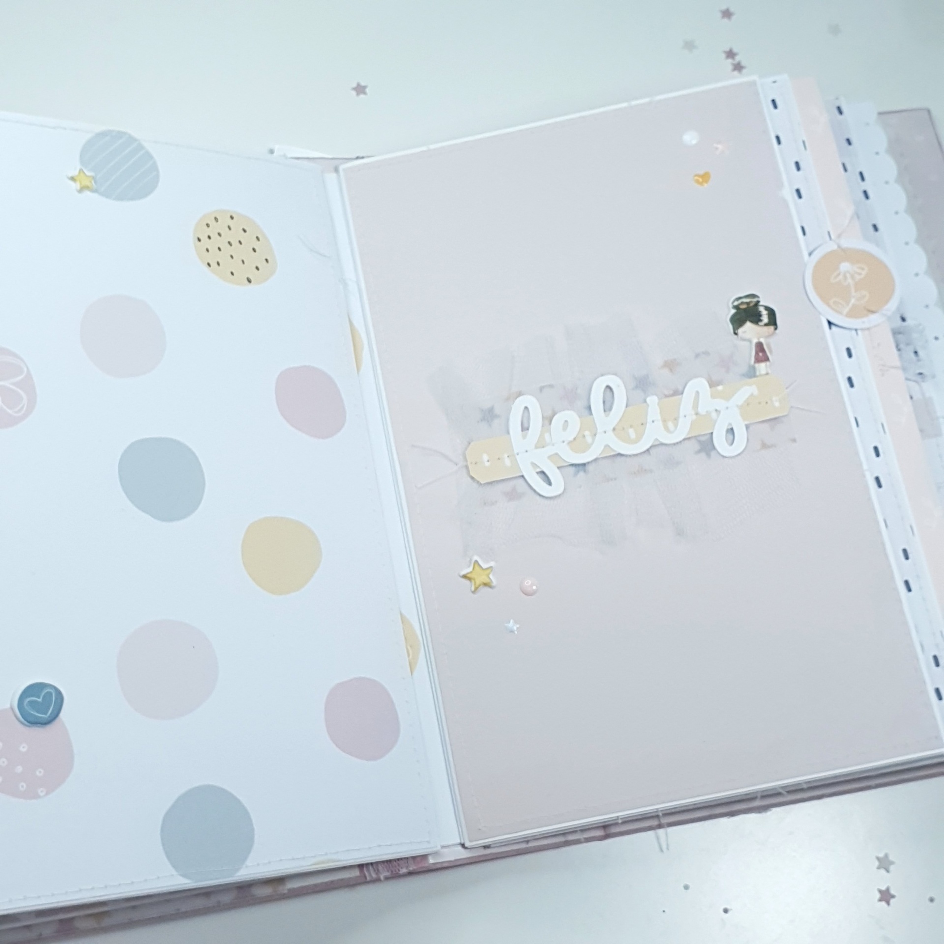 Página de álbum decorado com círculos coloridos e palavra 'feliz' em destaque