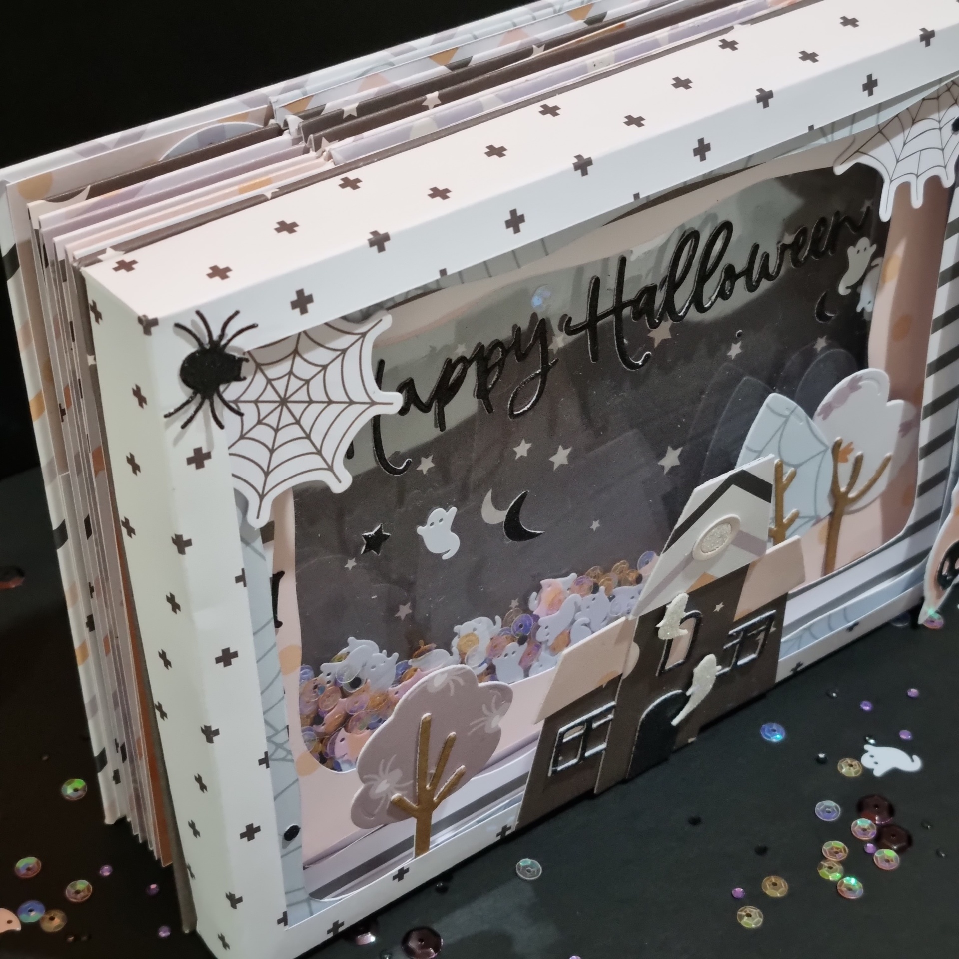 Caixa decorativa de Halloween para doces com aranha, teia, texto Happy Halloween e ilustrações de casa e árvores.