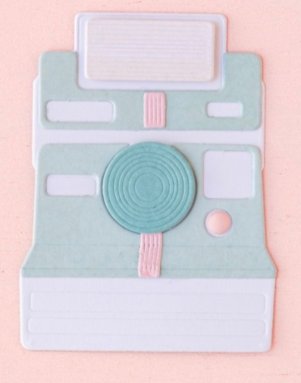 Suporte em forma de máquina de café vintage com cores pastel sobre fundo rosa