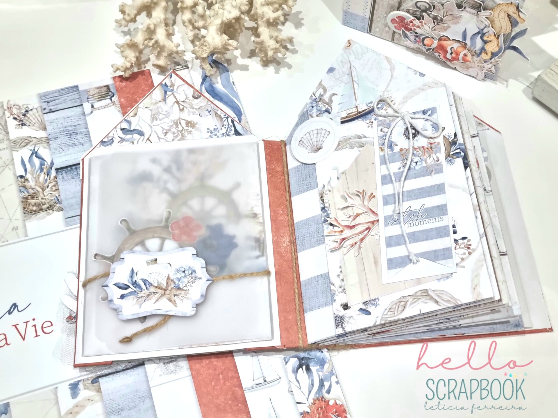 Álbum scrapbook com decoração náutica e papel vegetal translúcido na capa