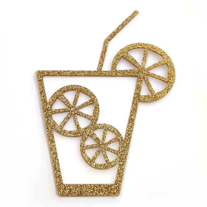 Decoração de copo dourado com glitter e limão em fundo branco