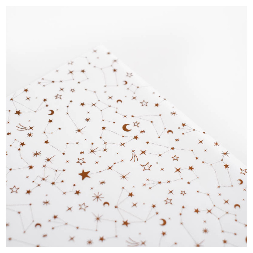 Tecido branco com estampado de estrelas castanho claro e constelações