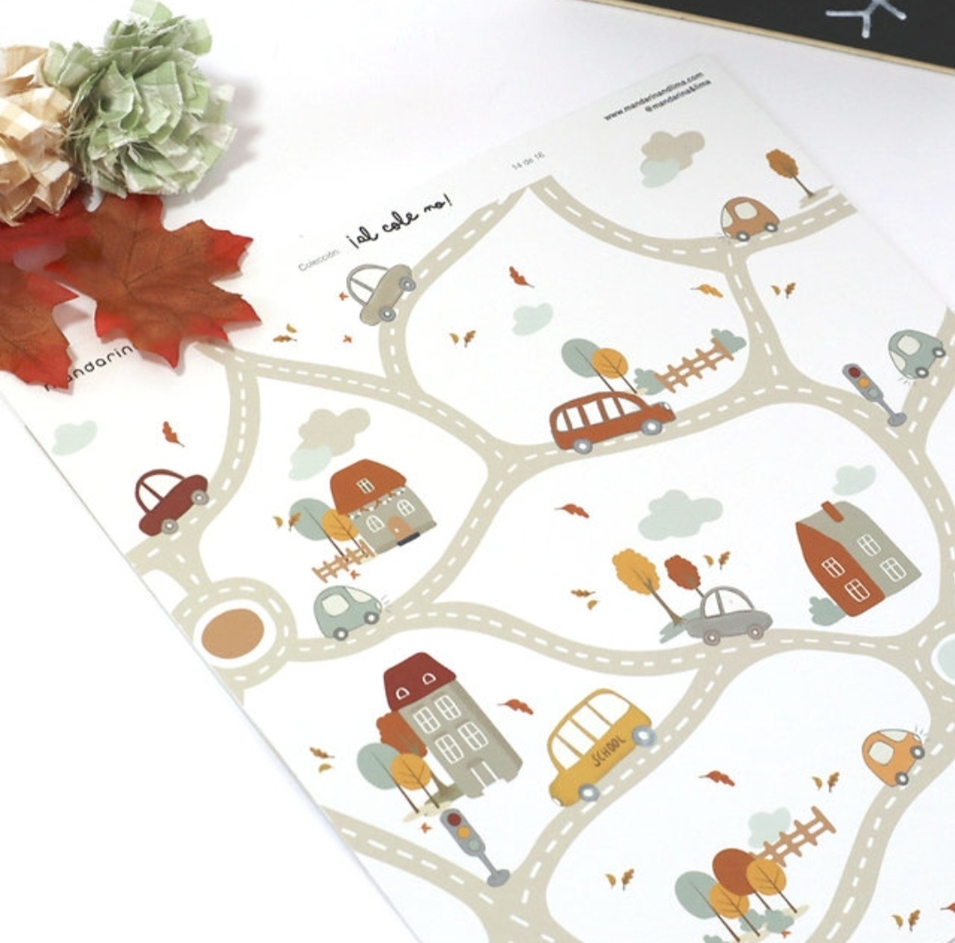 Papel de parede infantil com padrão de estradas e carros coloridos