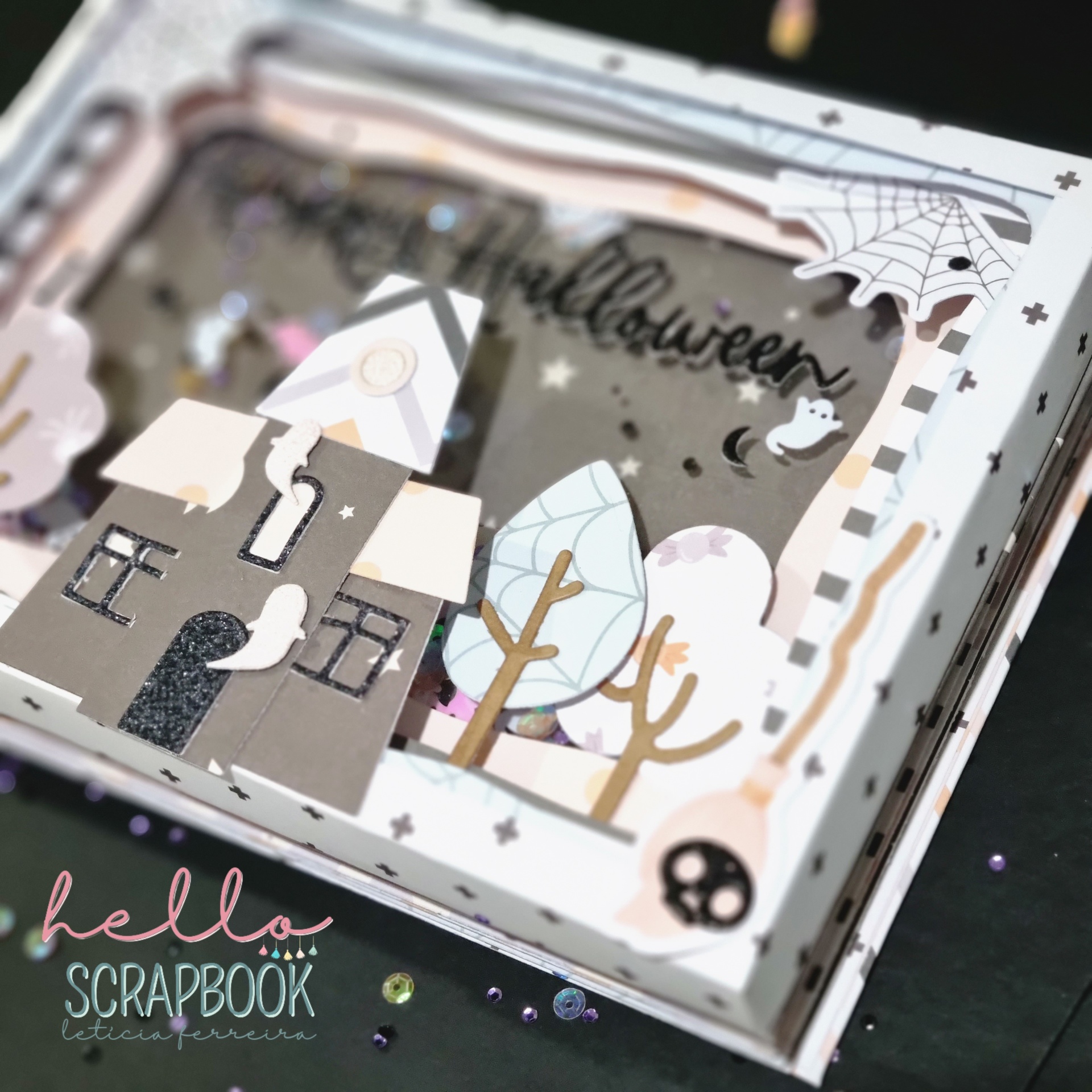 Cartão artesanal de Halloween com casa em papel e decoração temática