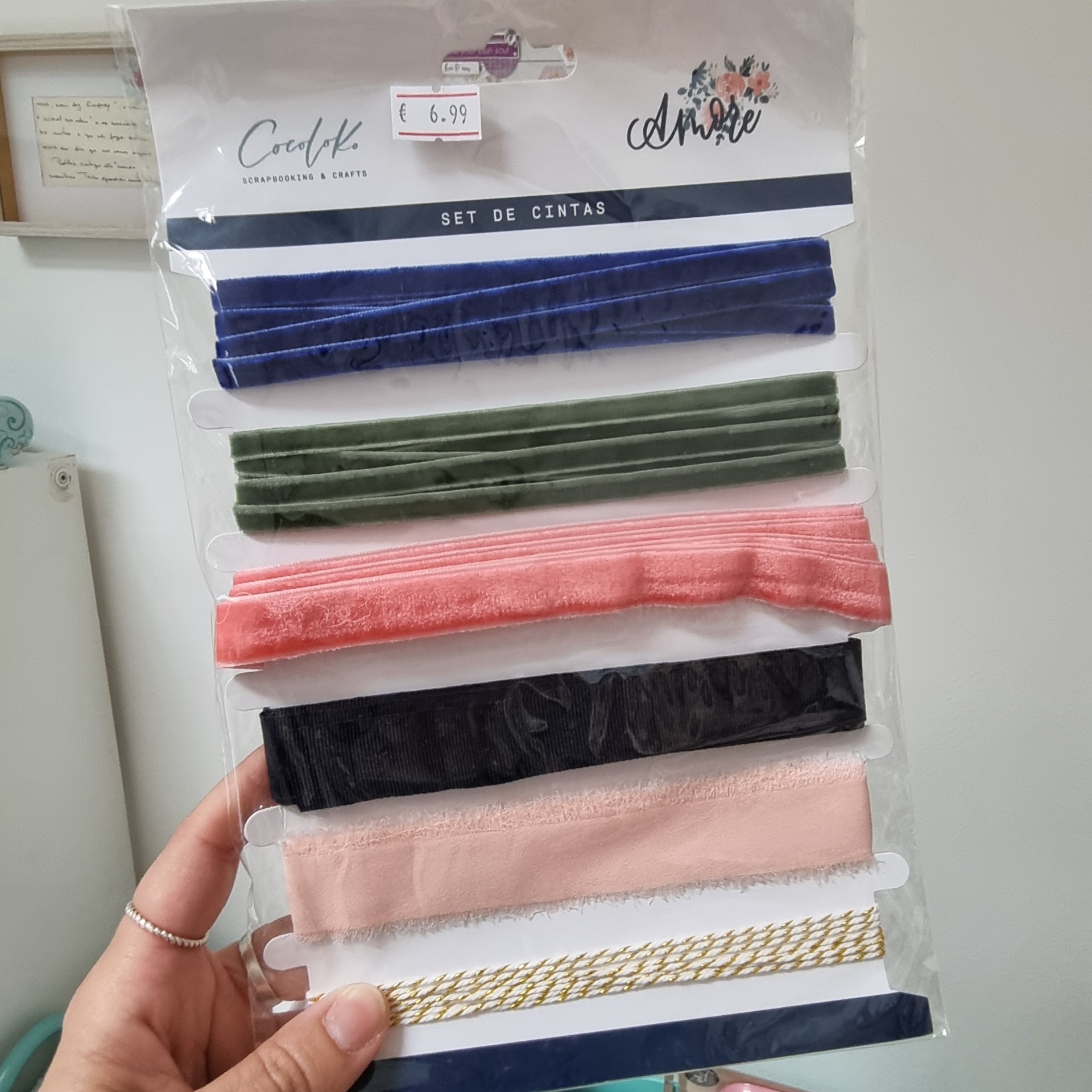 Set de cintas em várias cores e texturas embalado em plástico transparente com preço e marca visíveis