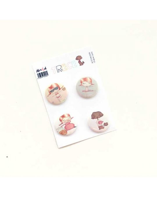 Conjunto de quatro botons com ilustrações de personagens infantis em cartão branco.