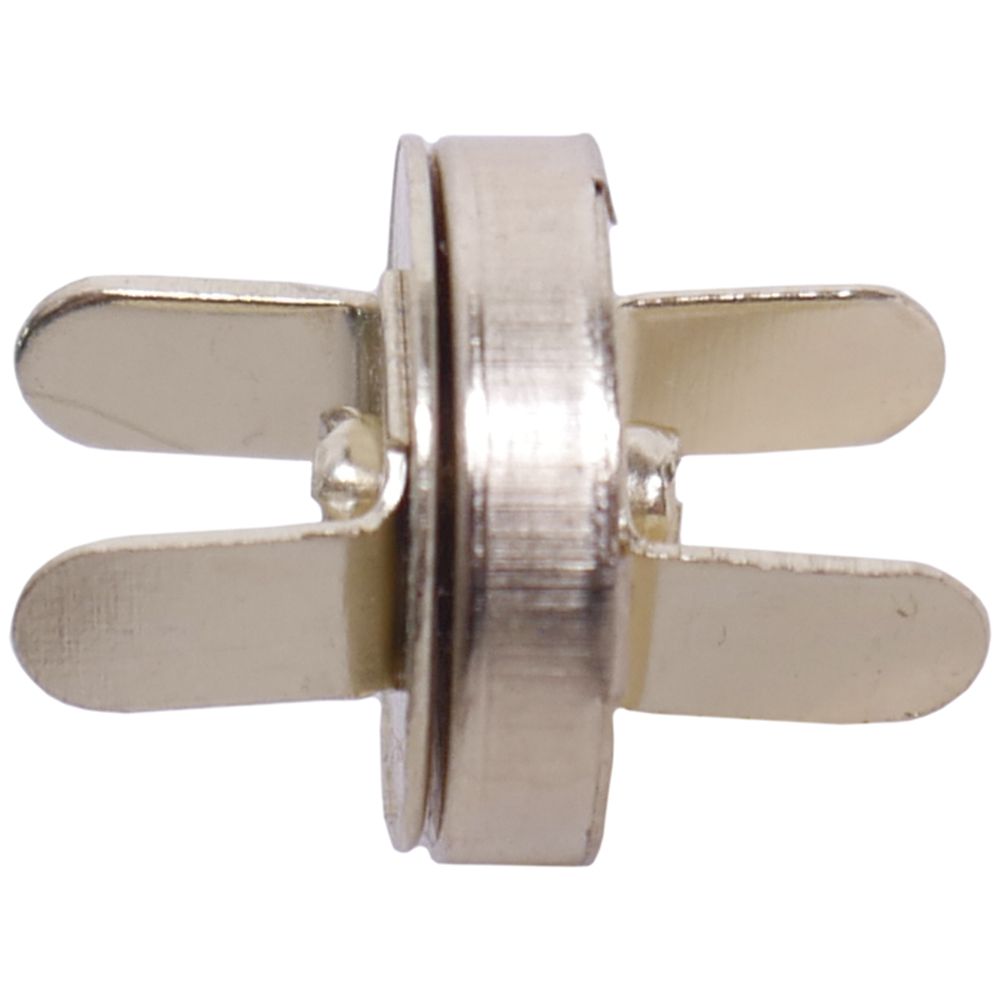 Conector metálico prateado com lâminas paralelas e perpendiculares