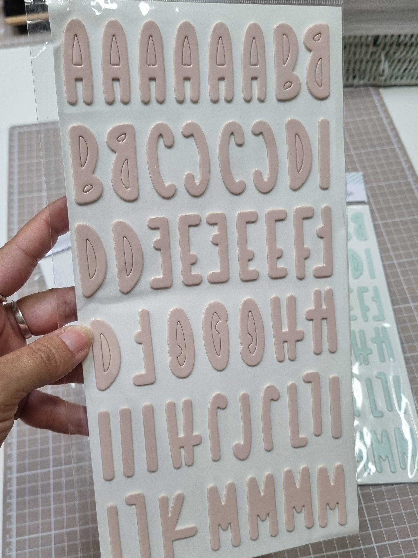 Autocolantes de letras bege claro em plástico transparente