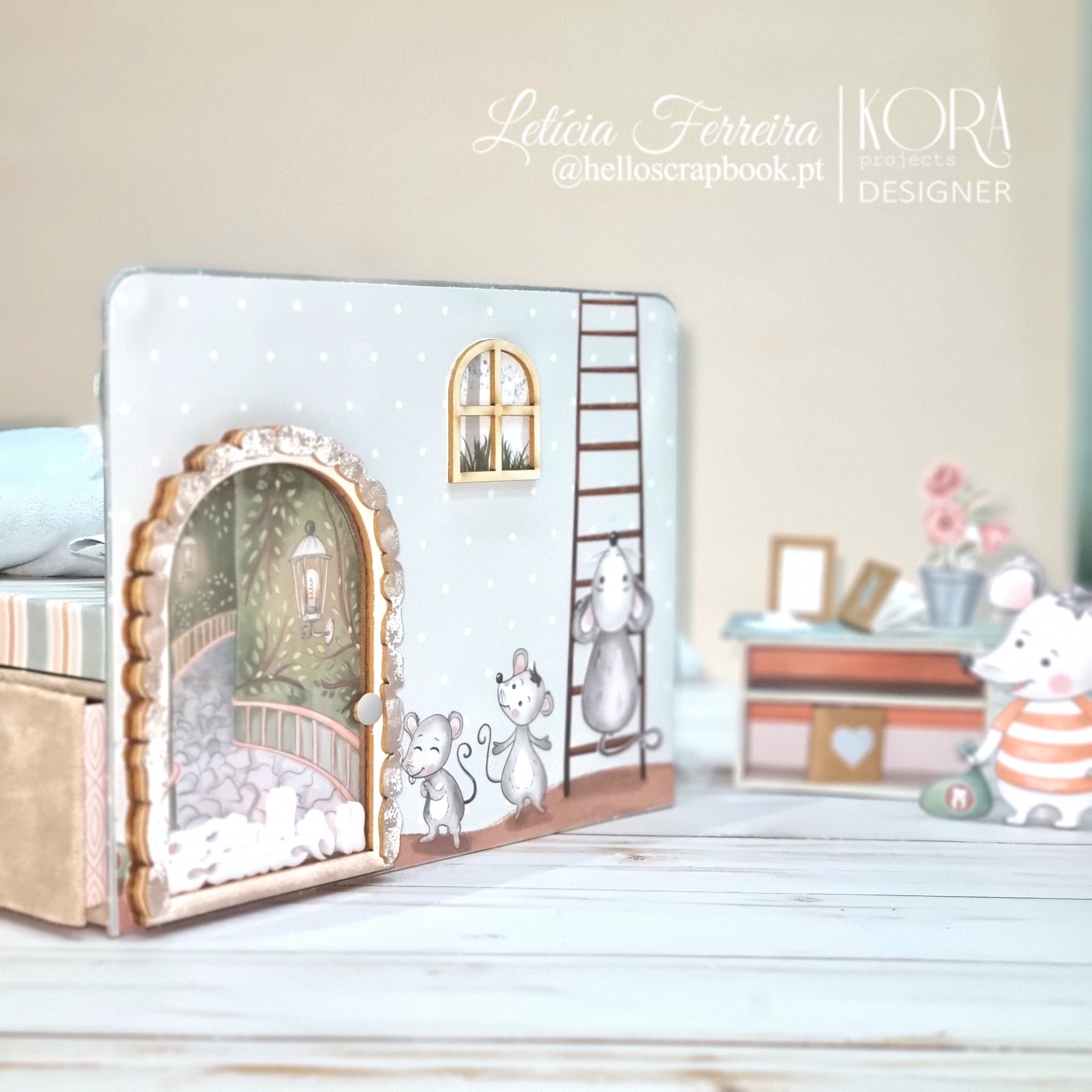 Casa em miniatura decorativa feita de papel com desenhos de ratinhos e detalhes em azul claro e bege