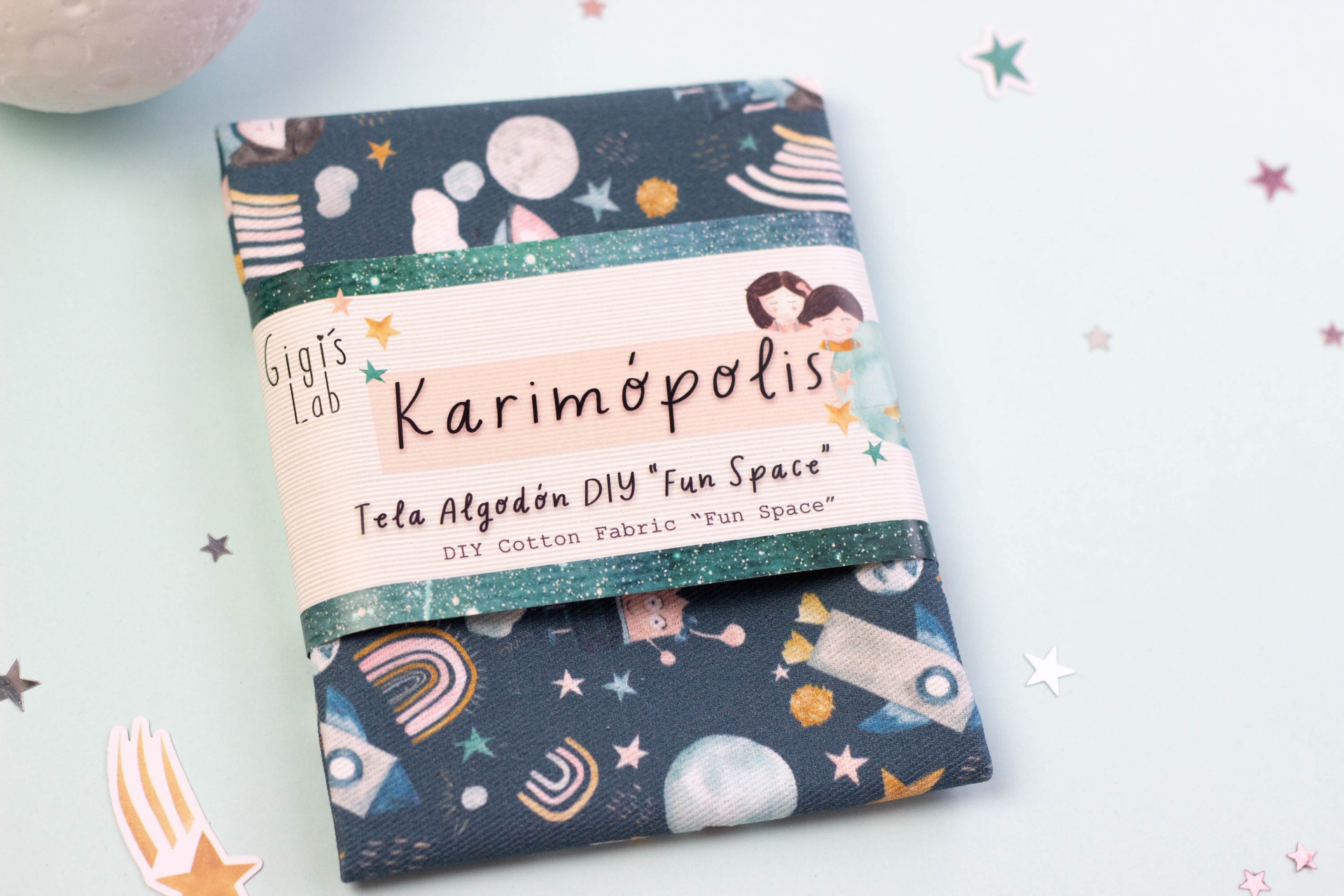 Tecido de algodão azul escuro com padrão espacial e etiqueta de marca