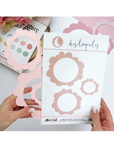 Moldes de corte em formato de flores rosa claro com cartão branco