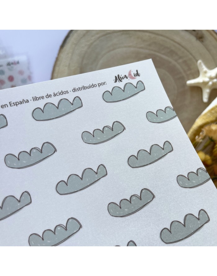 Papel decorativo com padrão cinzento em fundo branco e texto no canto