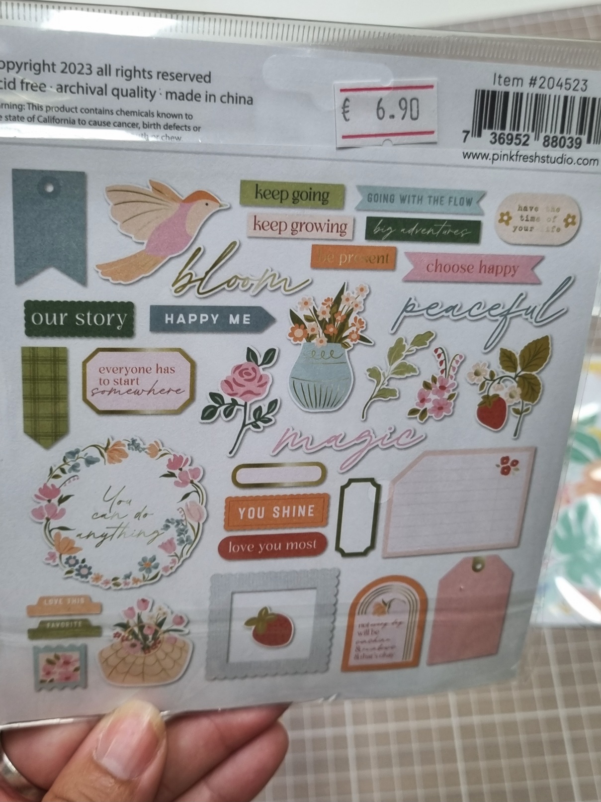 Folha de autocolantes decorativos com flores, pássaros e frases em inglês