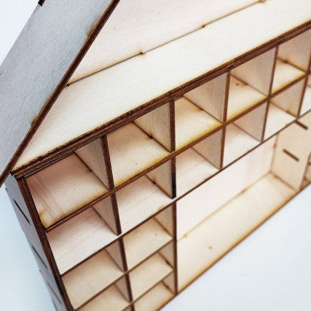 Casa de madeira para armazenamento com várias divisórias e prateleiras