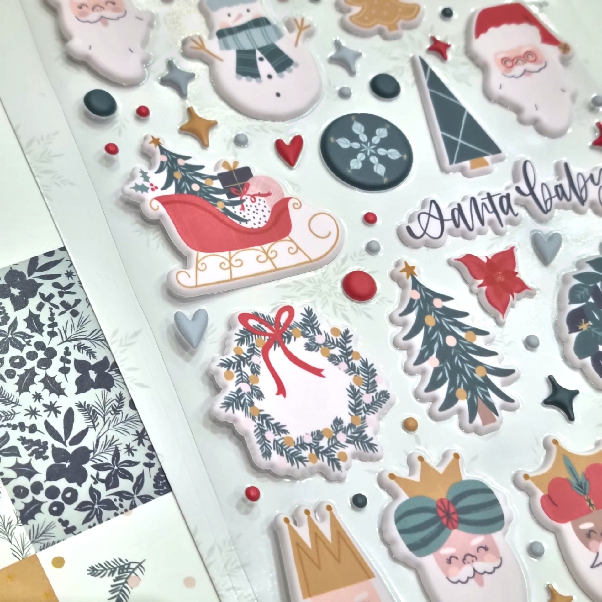 Autocolantes 3D natalícios com várias figuras festivas em cores vermelhas, brancas e cinzentas.