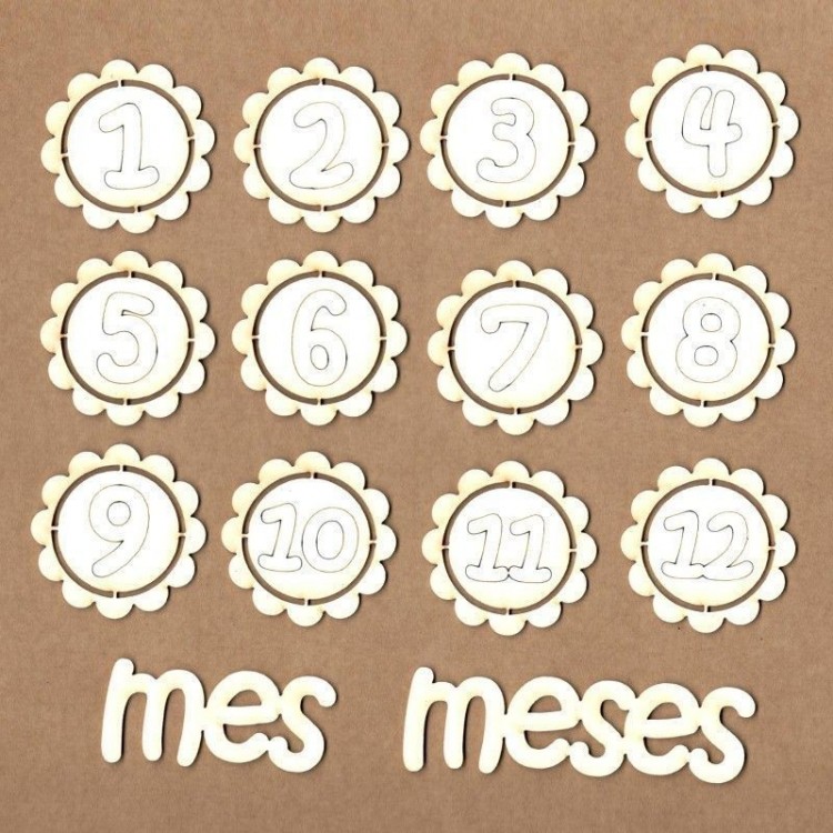 Conjunto de círculos de madeira com números de 1 a 12 e palavras 'mes' e 'meses'.