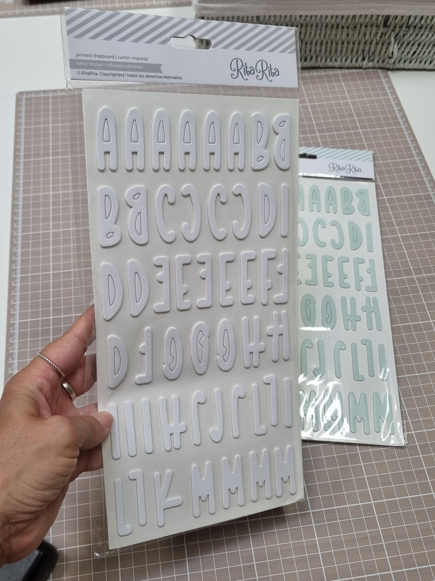 Folhas de autocolantes de letras em cartão impresso branco e azul claro da marca Rita Rita embaladas em plástico