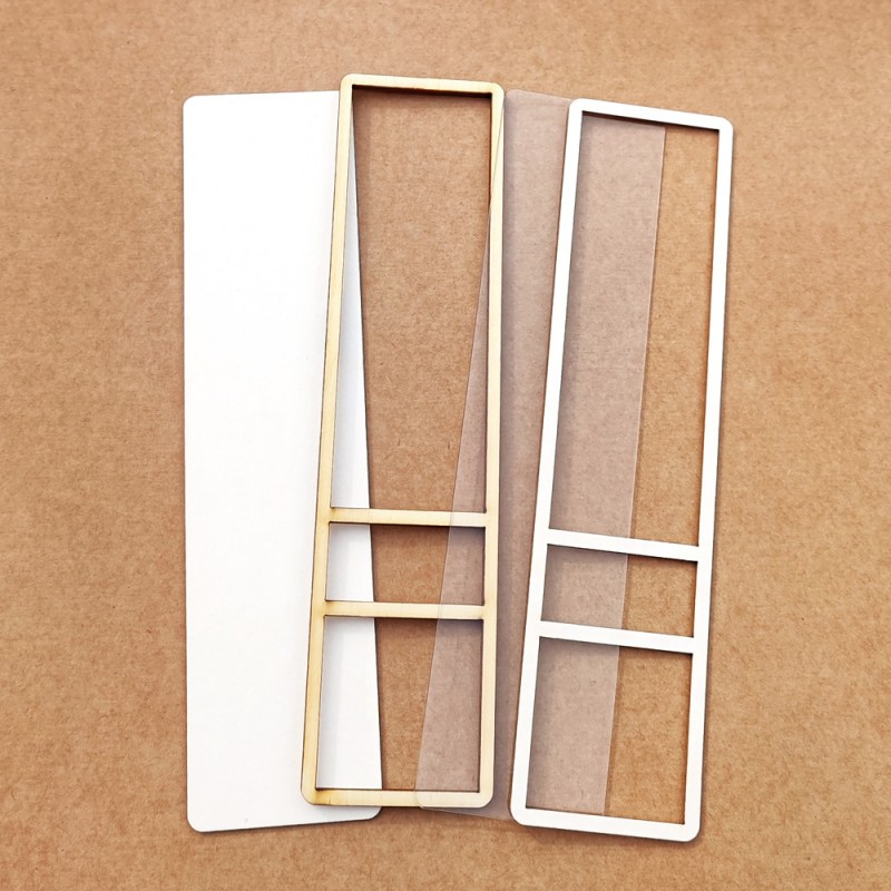 Três molduras retangulares finas em cores branca, amarela clara e bege sobre superfície castanha.