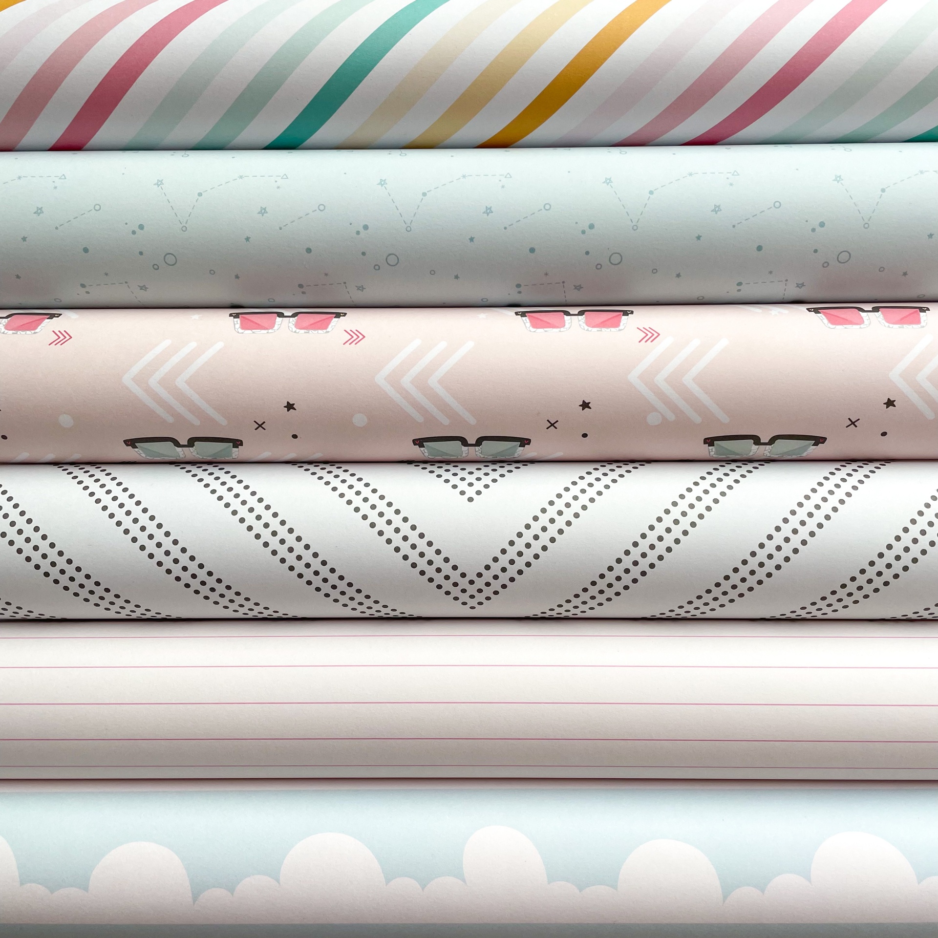 Tecidos de várias cores e padrões suaves para decoração ou costura