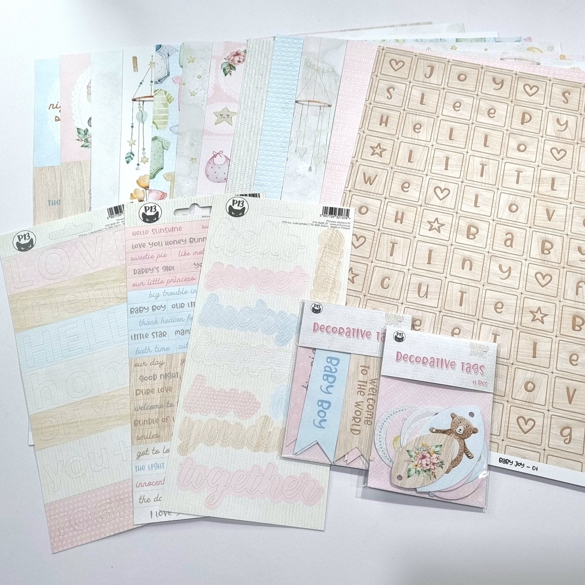 Papéis decorativos e autocolantes para scrapbooking com padrões pastel e letras em castanho