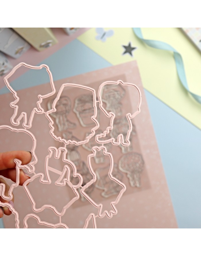 Moldes de plástico rosa com desenhos de personagens sobre fundo pastel.