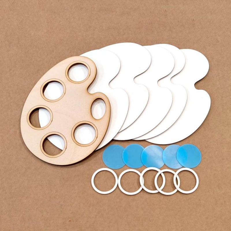 Conjunto de material artístico com paleta de madeira, bases brancas, lentes azuis e anéis brancos