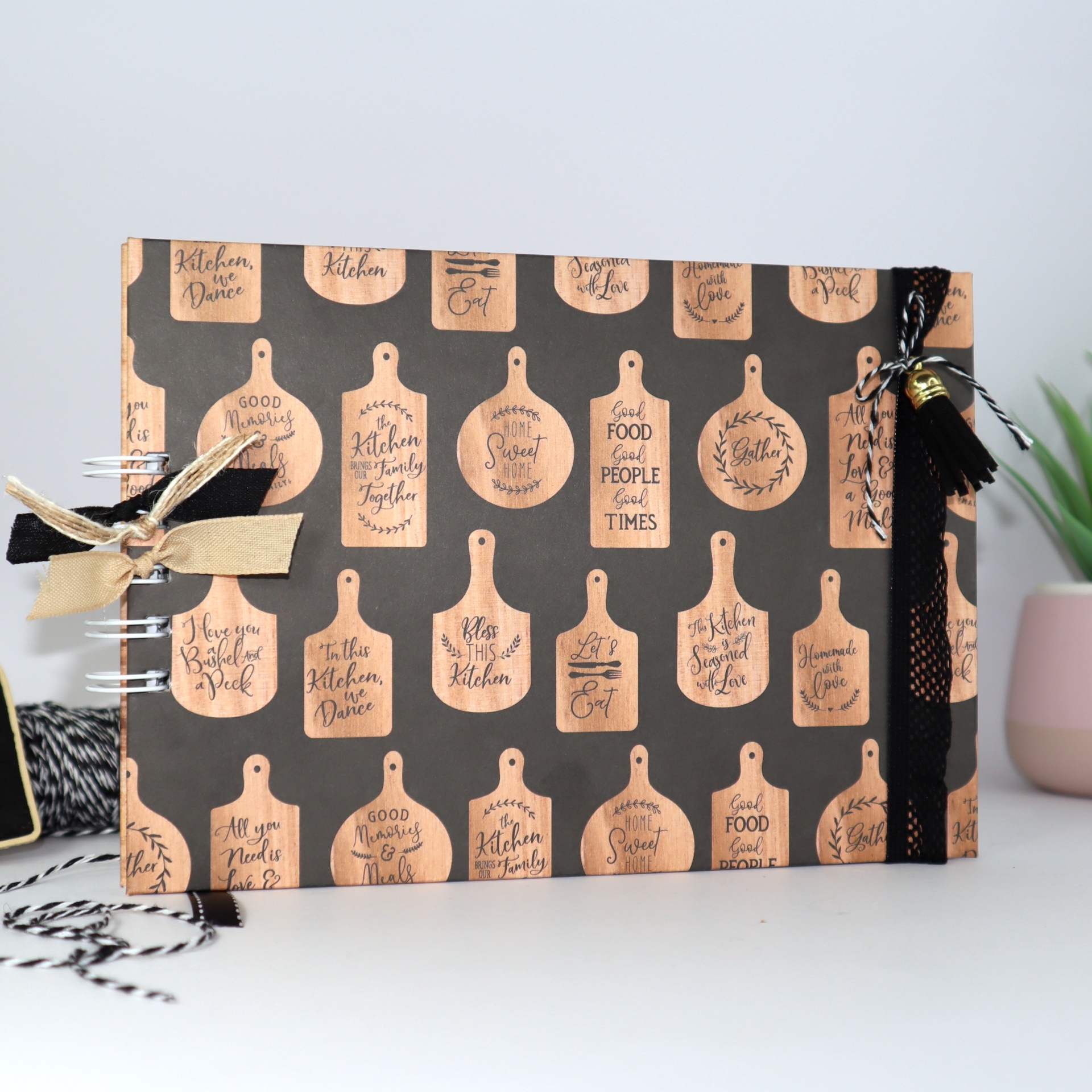 Álbum com capa preta e padrão de tábuas de madeira com frases em inglês em tons castanho claro