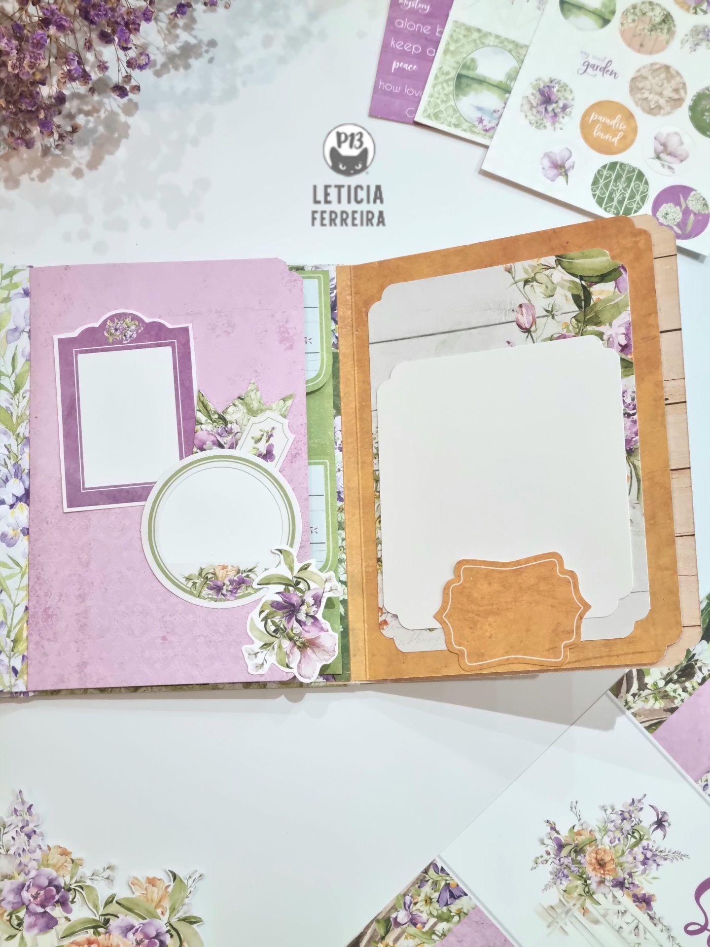 Álbum aberto decorado com flores e etiquetas coloridas