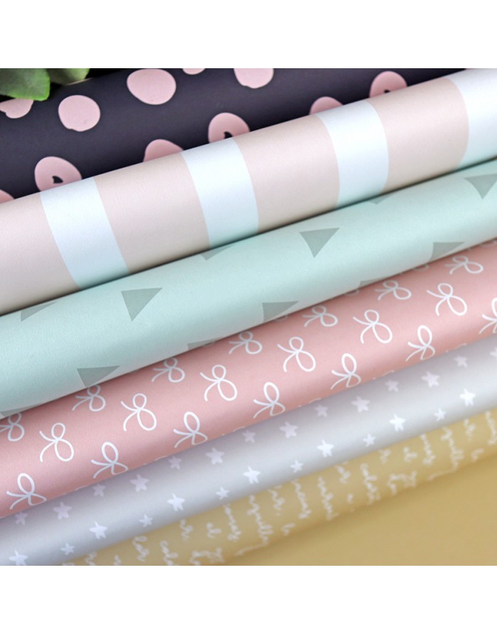 Rolos de papel para embrulho com vários padrões coloridos