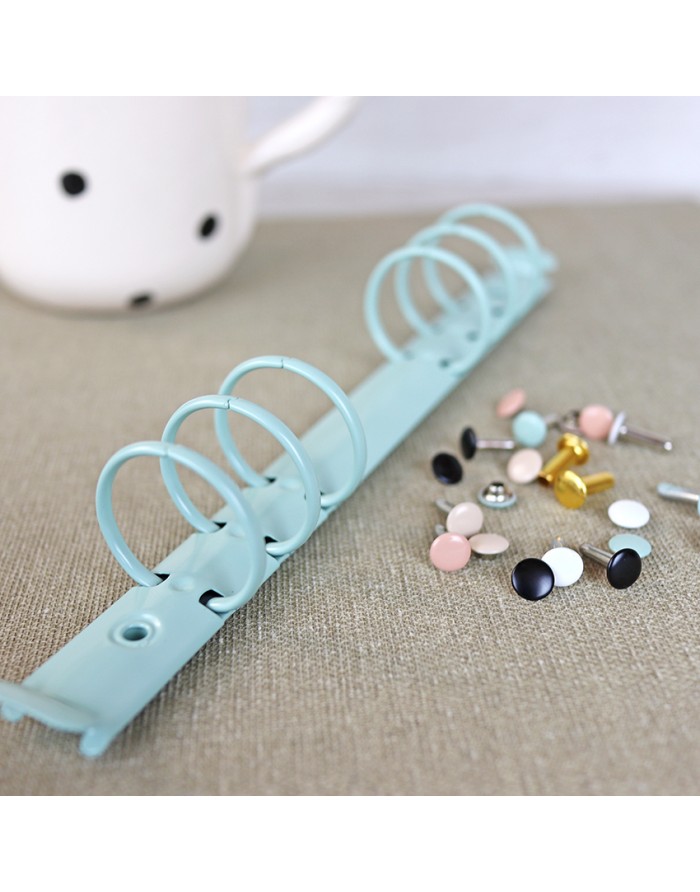 Argolas azuis claras para fichário com tachas coloridas em tecido bege