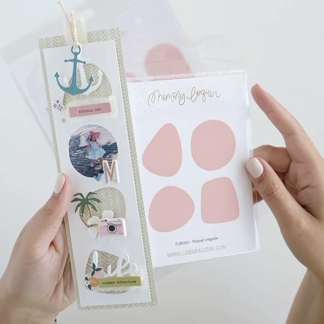 Mãos segurando marcador de página temático e pacote de autocolantes rosa