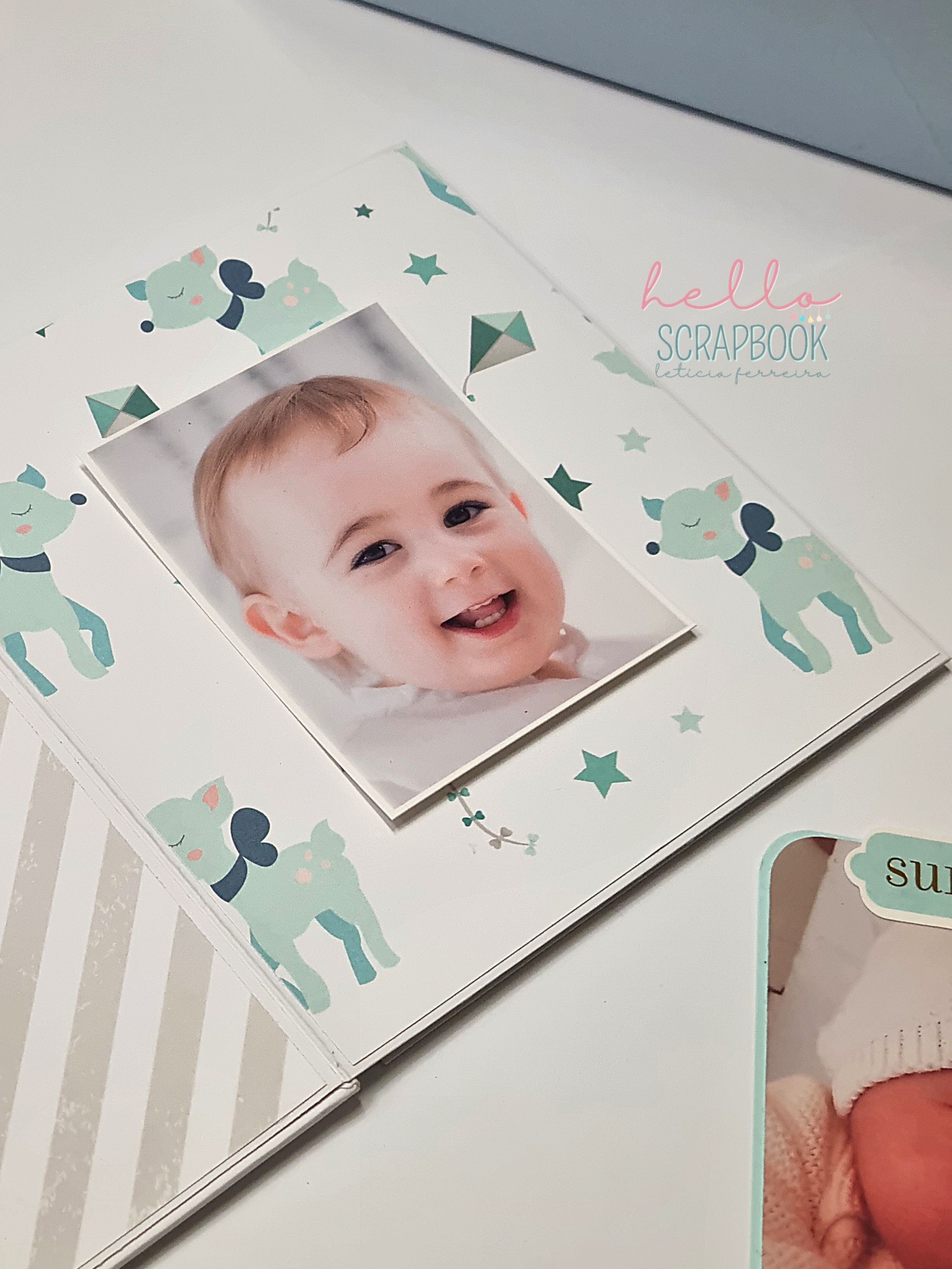 Álbum de scrapbook com desenhos de veados e fotografia de bebé