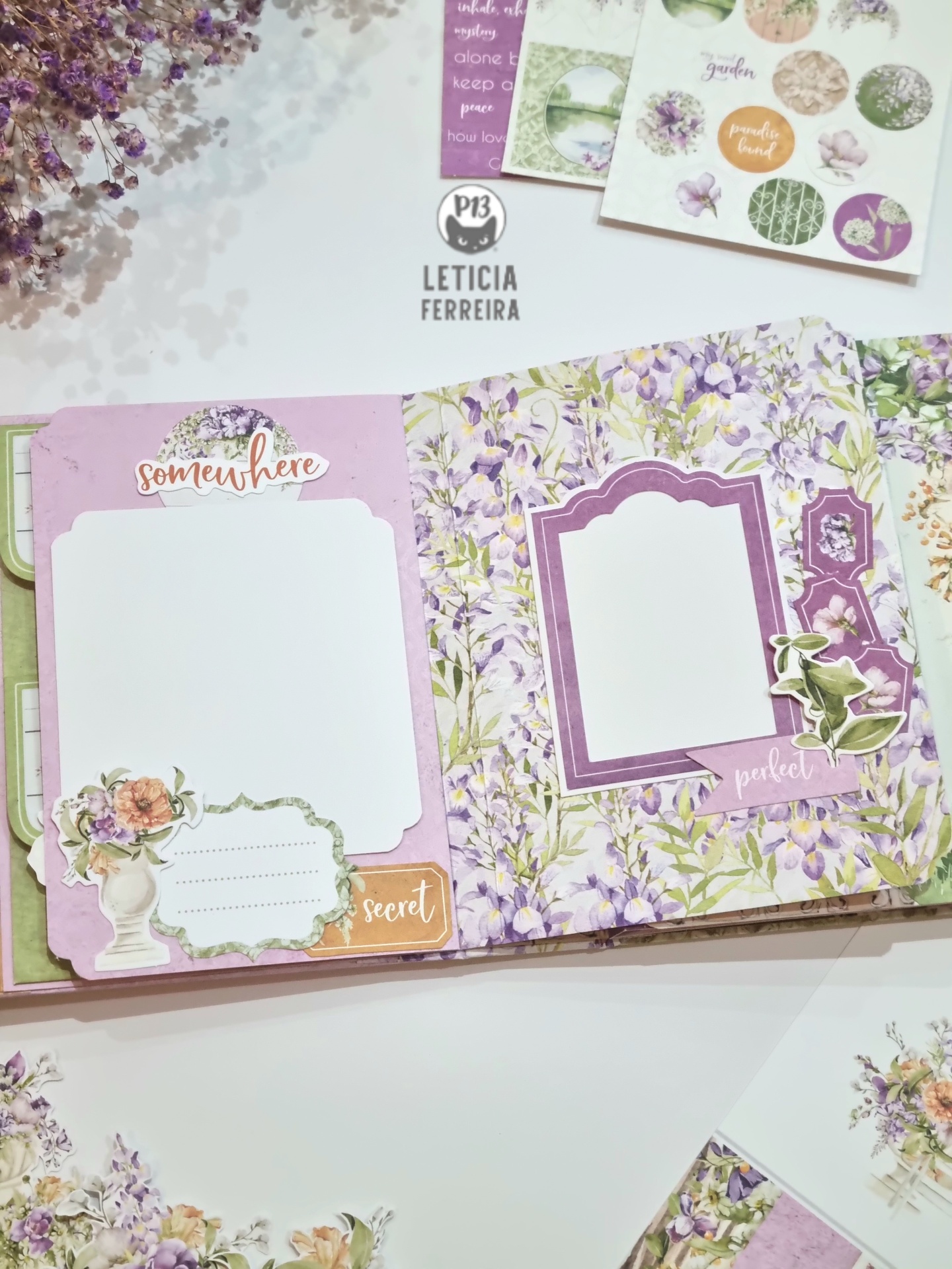 Livro de scrapbooking decorado com temas florais lilás e verde