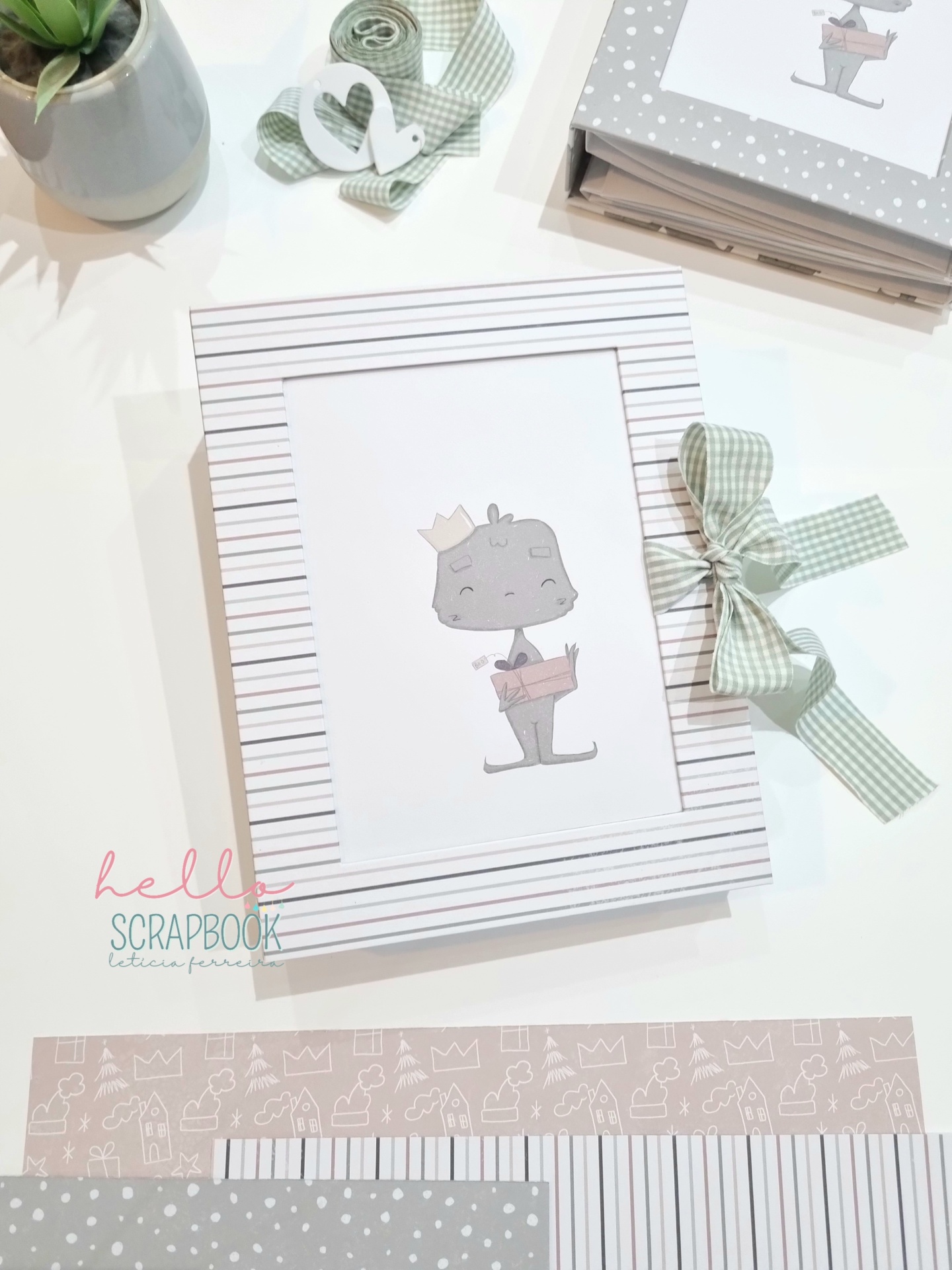 Caderno de scrapbook com ilustração e fita xadrez verde clara