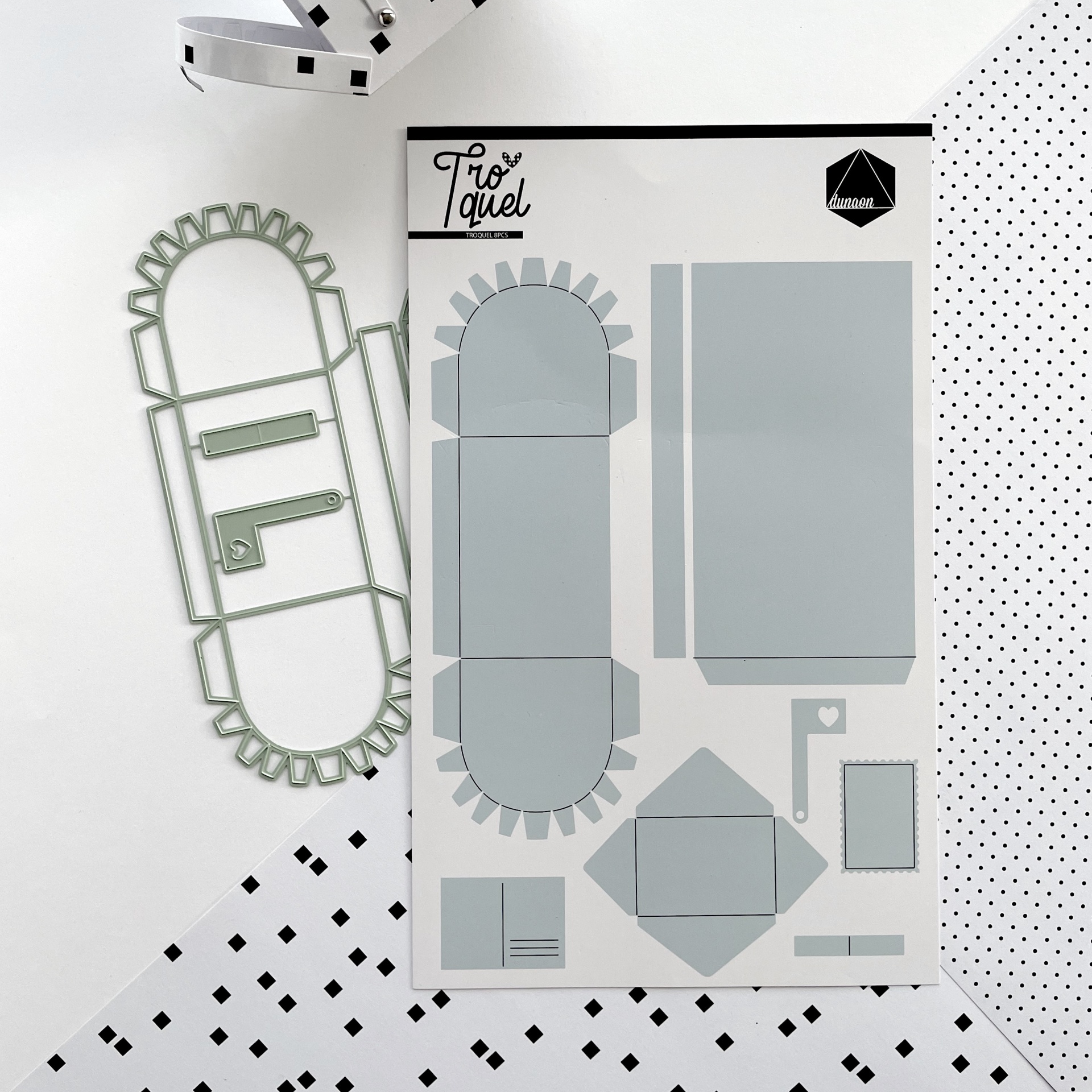 Stencil metálico e folha com formas desenhadas para artesanato, com texto em português.