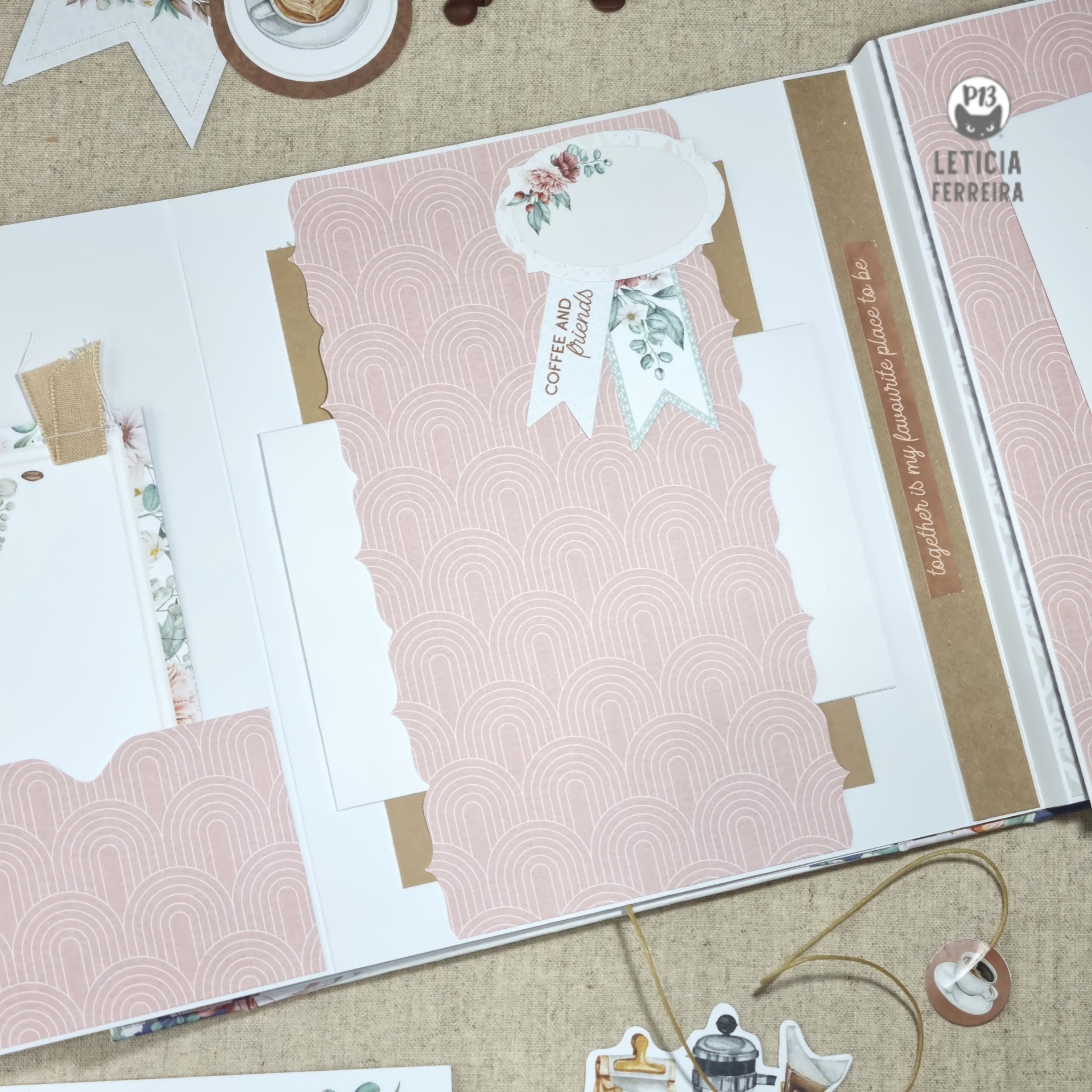 Álbum de scrapbook com páginas decoradas em rosa claro e flores, etiquetas e objetos decorativos