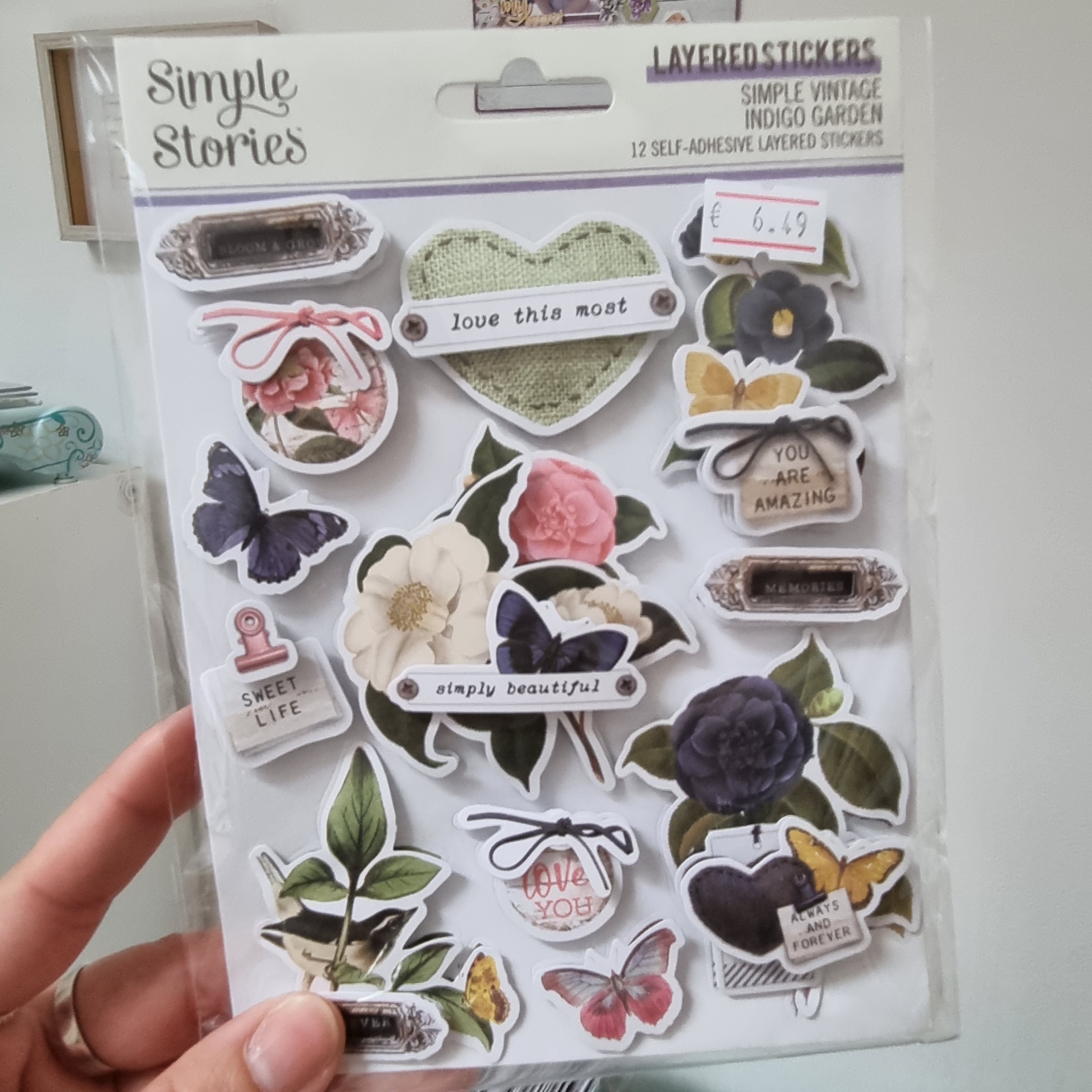 Pacote de autocolantes simples vintage com flores e mensagens, preço €6.49, segurado por mão