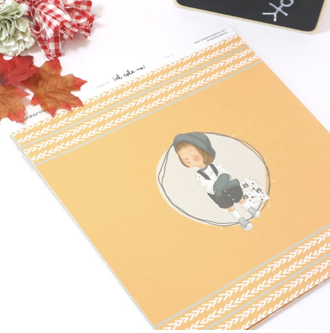 Caderno com capa laranja e ilustração de criança vintage em fundo branco