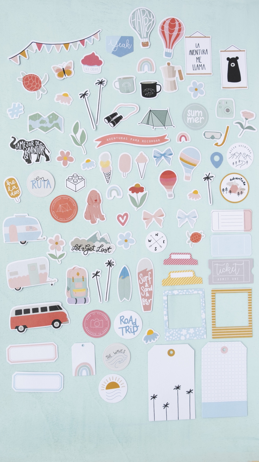 Autocolantes coloridos com temas de viagem e natureza sobre superfície clara